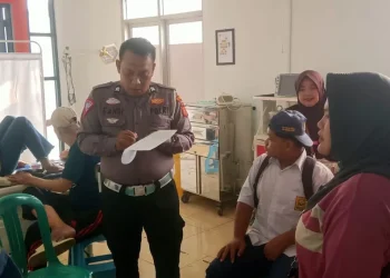 Ditabrak Truk Fuso dari Belakang, Angkot di Cipatat Ringsek: 11 Penumpang Termasuk Pelajar Terluka