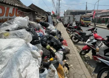 Sampah Pasar Menyerbu Waduk Saguling, Warga Cililin Resah: Air Keruh, Bau Menyengat